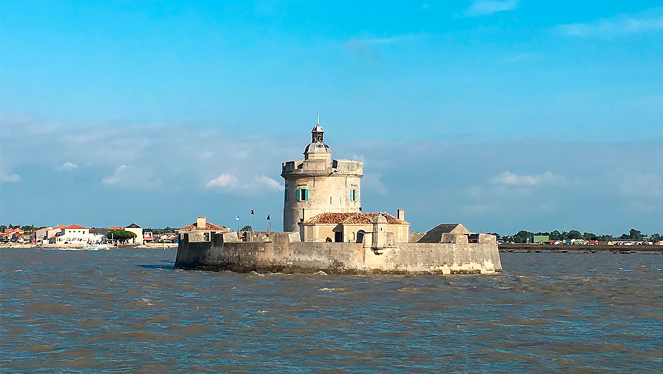 Photographie par beau temps du Fort Louvois, en Charente-Maritime.